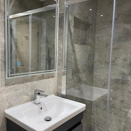 Cosy Studio Flat With Balcony In Heart Of Londres Exterior foto