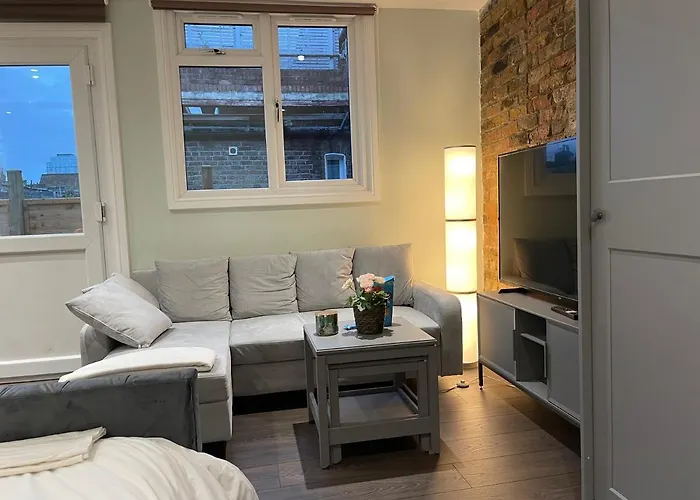 Cosy Studio Flat With Balcony In Heart Of London